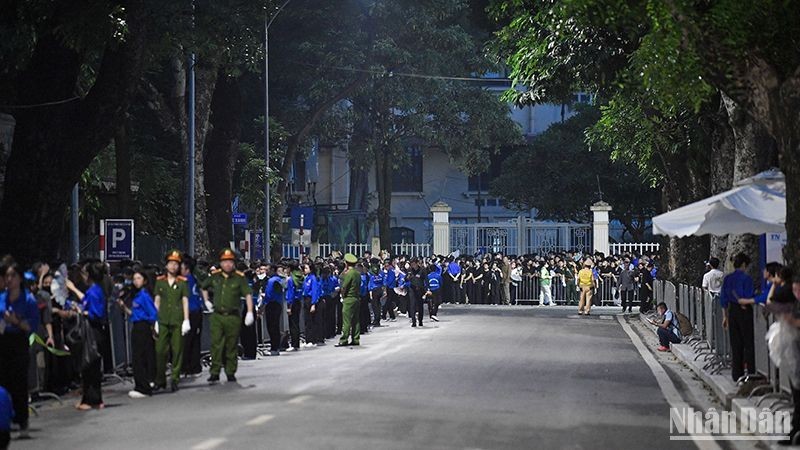 Multitudes hacen filas en las calles alrededor de la Casa Funeraria Nacional.