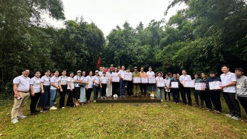 Entrega de obsequios a estudiantes de Laos en el hito 597. 