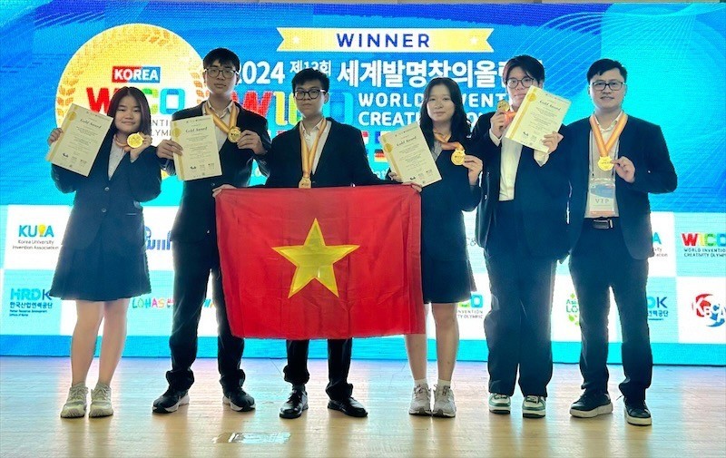 Estudiantes vietnamitas ganadores del concurso. 