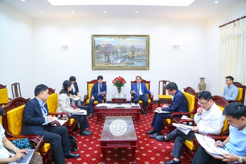 El viceministro de Trabajo, Inválidos de Guerra y Asuntos Sociales de Vietnam Nguyen Ba Hoan recibe a Kubo Yoshitomo, representante jefe adjunto de la Agencia Japonesa de Cooperación Internacional (JICA). Foto: (molisa.gov.vn)