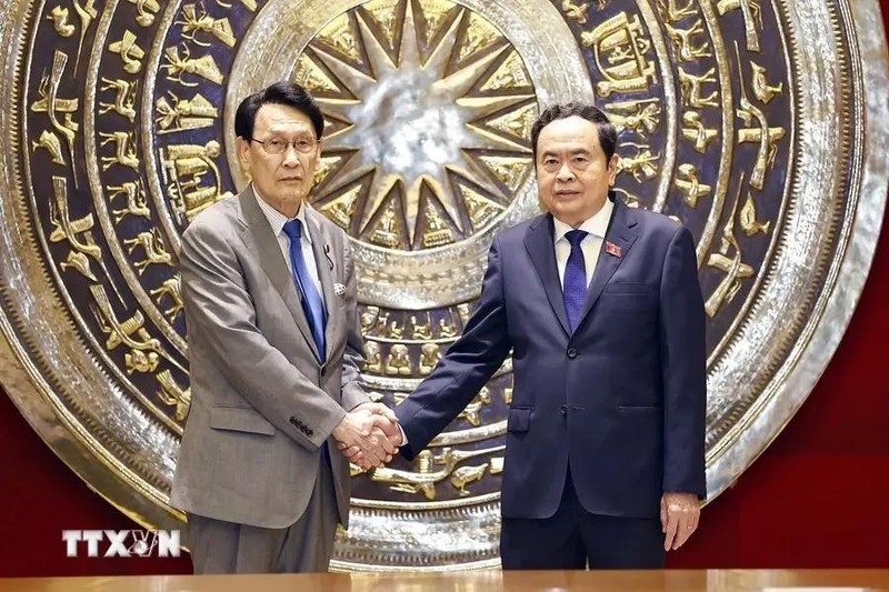 El presidente de la Asamblea Nacional de Vietnam, Tran Thanh Man (en la derecha), y Tokai Kisaburo, miembro de la Cámara de Representantes y jefe del Consejo de Investigación de Políticas del Partido Liberal Democrático (PLD) de Japón. (Foto: VNA)