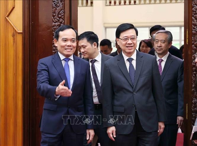 El viceprimer ministro de Vietnam Tran Luu Quang (en la izquierda) y el jefe ejecutivo de la región administrativa especial china de Hong Kong, John Lee Ka-chiu. (Foto: VNA)