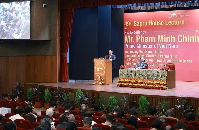 El primer ministro Pham Minh Chinh pronuncia un discurso político en el Consejo Indio de Asuntos Mundiales. (Foto: VNA)