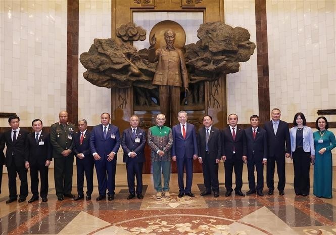 El presidente de Vietnam,To Lam, su homólogo de Timor Oriental, José Ramos-Horta, y delegados en el Museo Ho Chi Minh. (Foto: VNA)