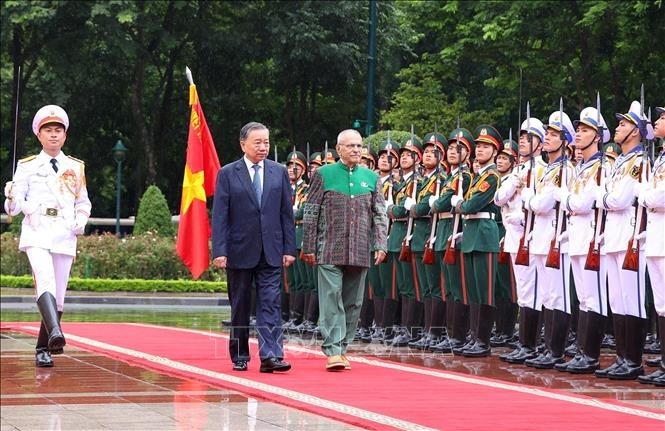 El presidente de Vietnam, To Lam (en la izquierda), y su homólogo de Timor Oriental, José Ramos-Horta, pasan revista a la guardia de honor. (Foto: VNA)