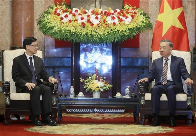 El presidente de Vietnam, To Lam (derecha), recibe al jefe ejecutivo de la región administrativa especial china de Hong Kong, Lee Ka-chiu. (Foto: VNA)