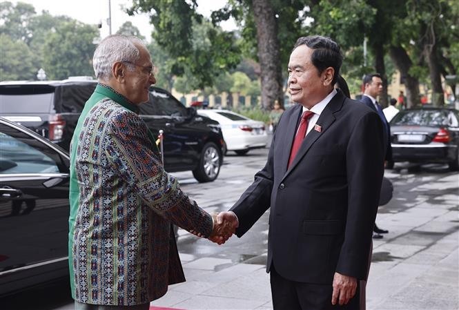 El titular de la Asamblea Nacional, Tran Thanh Man (derecha), se reúne con el presidente de Timor Oriental, José Ramos-Horta. (Foto: VNA)