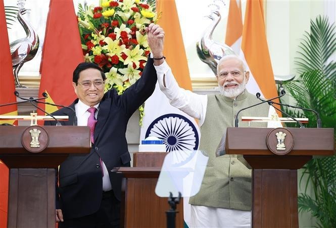 El primer ministro de Vietnam, Pham Minh Chinh (izquierda), y su homólogo de la India, Narendra Modi. (Foto: VNA)