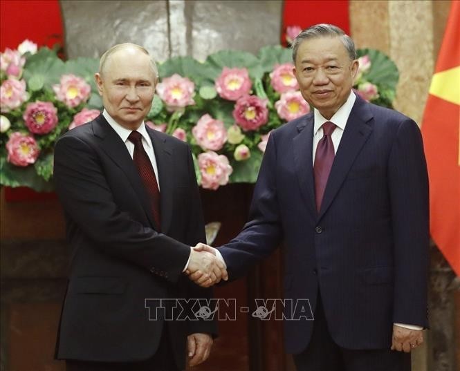 El secretario general del PCV y presidente de Vietnam, To Lam (entonces presidente de Vietnam) (en la derecha), y el presidente ruso, Vladimir Putin, se toman una foto juntos, en junio de 2024. (Foto : VNA)