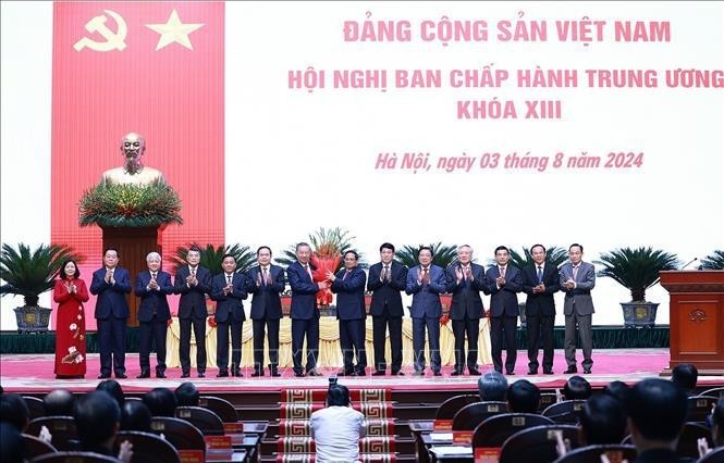 Felicitan al miembro del Buró Político y al presidente del país, To Lam, por su elección como secretario general del Partido Comunista de Vietnam. (Foto: VNA)