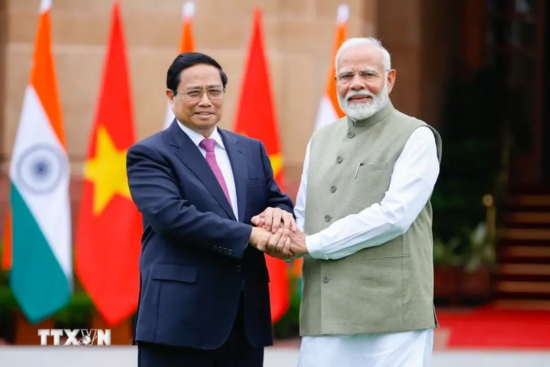 El primer ministro Pham Minh Chinh (en la izquierda) y su homólogo indio, Narendra Modi. (Foto: VNA)