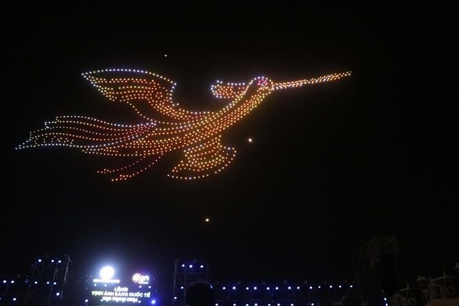 El espectáculo de luces más grande del mundo del símbolo cultural vietnamita: el pájaro Lac, realizado por el equipo de los EAU. (Foto: VNA)