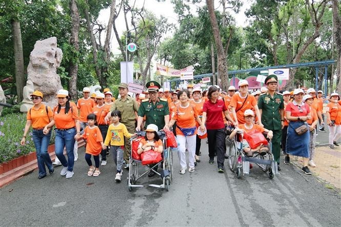 Más de cinco mil personas participaron hoy en una caminata benéfica en Ciudad Ho Chi Minh para apoyar a las víctimas del Agente Naranja/dioxina. (Foto: VNA)