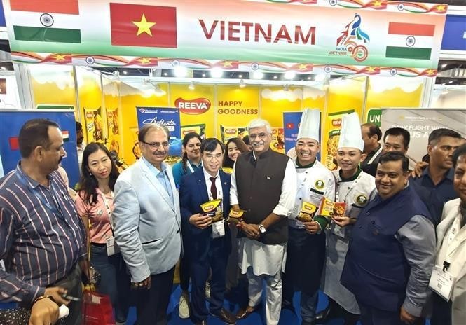 El ministro indio de Cultura y Turismo, Gajendra Singh Shekhawat, visitó y presenció la ceremonia de inauguración del stand de Vietnam en IHE 2024. (Foto: VNA)