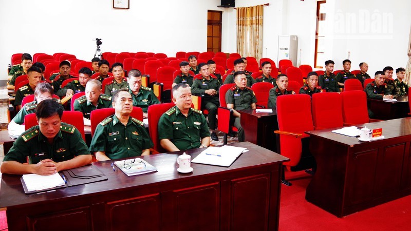 Oficiales laosianos en el curso. 