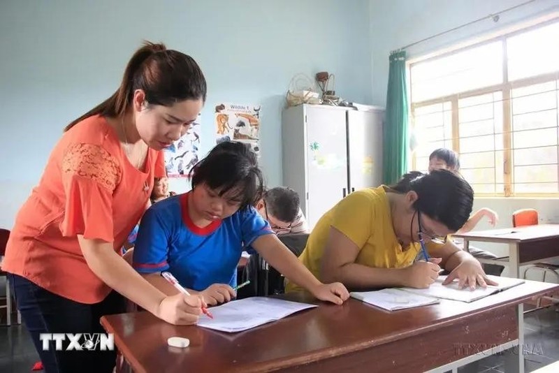 Una clase exclusiva para los niños damnificados por el agente naranja, dada por la profesora H'Khuin en la provincia de Gia Lai. (Foto: VNA)