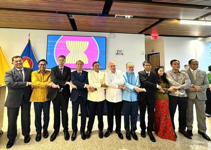 El embajador Nguyen Quoc Dung (cuarto desde la izquierda) y representantes diplomáticos de los países de la Asean en Washington. (Foto: VNA)