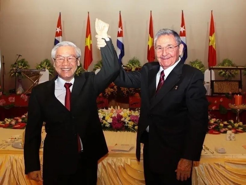 El secretario general Nguyen Phu Trong (en la izquierda) y el general Raúl Castro Ruz, entonces primer secretario del Partido Comunista de Cuba y presidente del Consejo de Estado y del Consejo de Ministros de Cuba, el 8 de julio de 2012, en Hanói. (Foto: VNA)