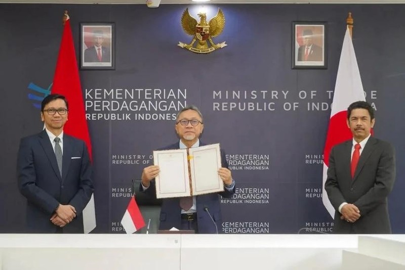 El ministro de Comercio de Indonesia, Zulkifli Hasan (centro), luego de la firma del Protocolo de Enmiendas al Acuerdo de Asociación Económica Indonesia-Japón (IJEPA). (Foto: antaranews.com)