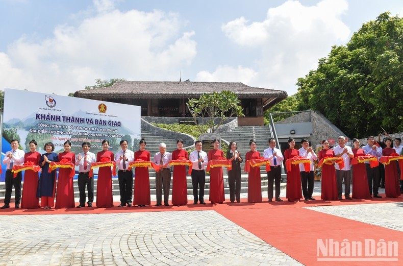 Los delegados realizan la ceremonia de inauguración de la obra. 