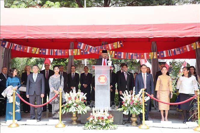 En la ceremonia de izamiento de bandera de la Asean en México. (Foto: VNA)