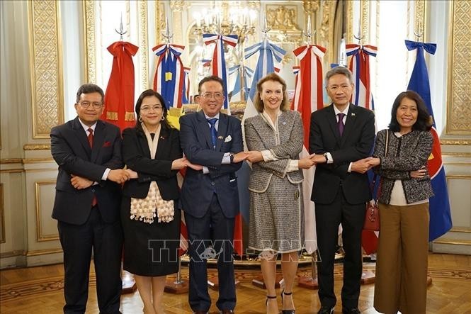 La cancillería argentina Diana Mondino y los embajadores de Vietnam, Tailandia, Indonesia, Filipinas y Malasia. (Foto: VNA)