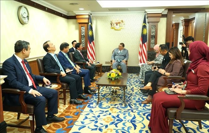 Panorama de la reunión entre el vicepresidente de la Asamblea Nacional de Vietnam Nguyen Khac Dinh y el presidente de la Cámara de Representantes de Malasia, Johari Bin Abdul. (Foto: VNA)