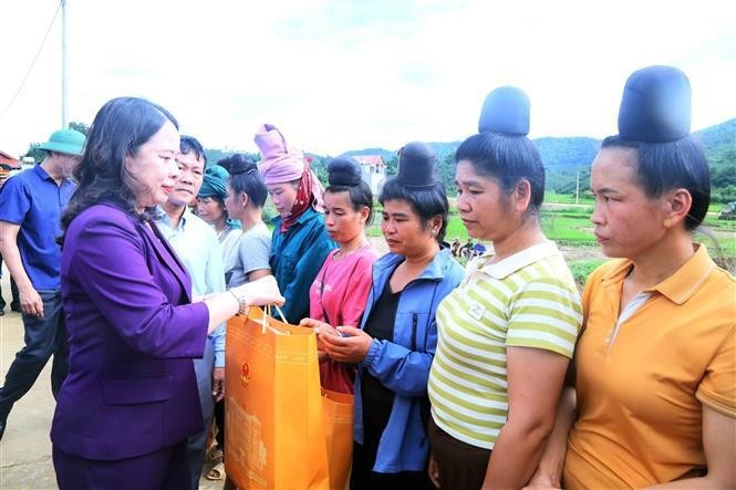 La vicepresidente Vo Thi Anh Xuan entrega obsequios a los afectados por inundaciones. (Foto: VNA)