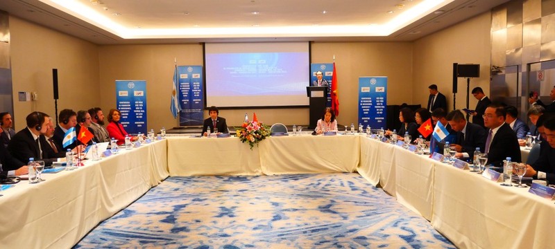 Nguyen Ngoc Tuan, vicesecretario del Comité del Partido Comunista de Hanói y presidente del Consejo Popular municipal, interviene en la “Conferencia de Promoción de Inversiones, Comercio y Turismo Hanói - Argentina 2024”. (Foto: VNA)