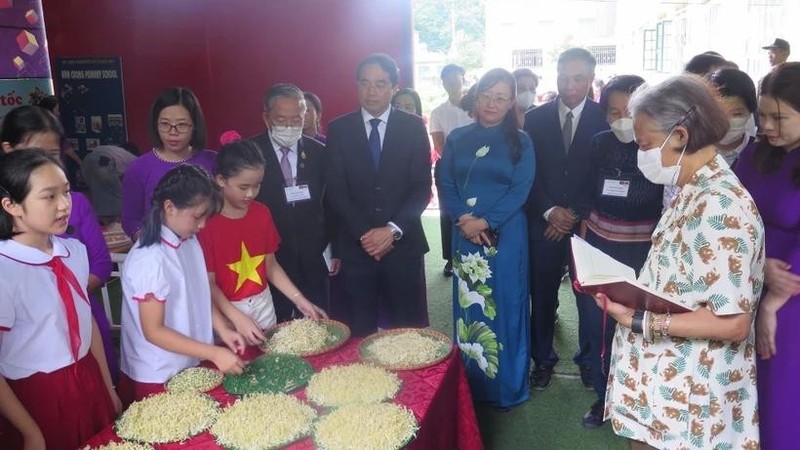 La princesa tailandesa Maha Chakri Sirindhorn y una delegación real tailandesa visitan la escuela primaria Nam Cuong en la provincia de Lao Cai, el 14 de agosto. (Foto: VNA)