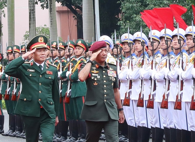 El jefe de Estado Mayor General del Ejército Popular de Vietnam y viceministro de Defensa, coronel general Nguyen Tan Cuong, y el general Tan Sri Datuk Seri Mohammad bin Ab Rahman, jefe de las Fuerzas de Defensa de Malasia, pasan revista a la guardia de honor. (Foto: VNA)