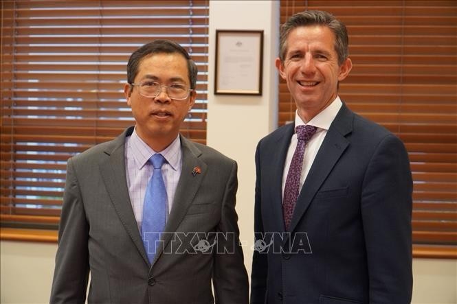 El embajador de Vietnam en Australia, Pham Hung Tam, y el senador Simon Birmingham, encargado de Asuntos Exteriores de la oposición. (Foto: VNA)