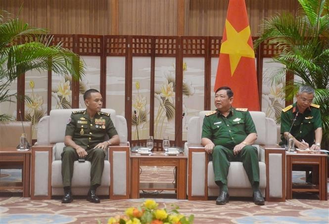 El subjefe del Estado Mayor General del Ejército Popular de Vietnam, coronel general Huynh Chien Thang, recibe a una delegación del Centro de Estudios de Estrategia Militar bajo el Comando General de las Fuerzas Armadas Reales de Camboya encabezada por su director, el general Kim Vanna. (Foto: VNA)