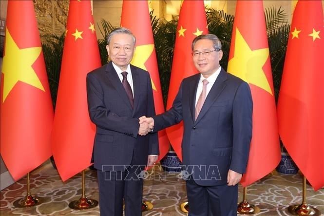 El líder partidista y presidente de Vietnam, To Lam, se reúne con el primer ministro chino Li Qiang. (Foto: VNA)