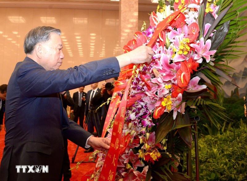 To Lam deposita una corona de flores en homenaje al Presidente Mao Zedong. (Foto: VNA)