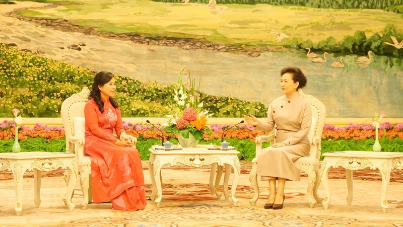 Reunión de té entre Peng Liyuan y Ngo Phuong Ly.