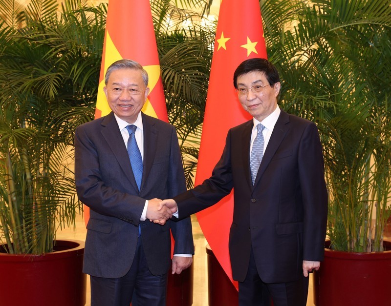 El líder partidista y presidente de Vietnam, To Lam, se entrevista con titular del Comité Nacional de la Conferencia Consultiva Política del Pueblo Chino, Wang Huning. (Foto: Tri Dung/VNA)