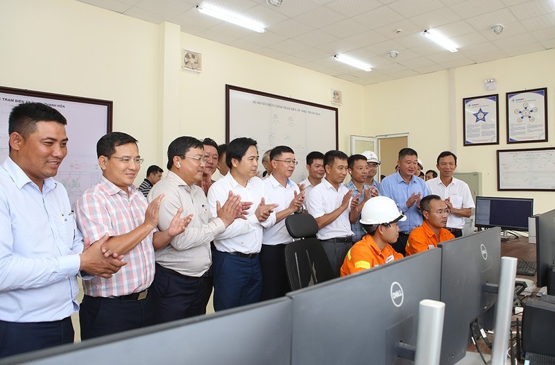 La energización del tramo Quynh Luu - Thanh Hoa de línea de transmisión 500 kV. (Foto: VNA)