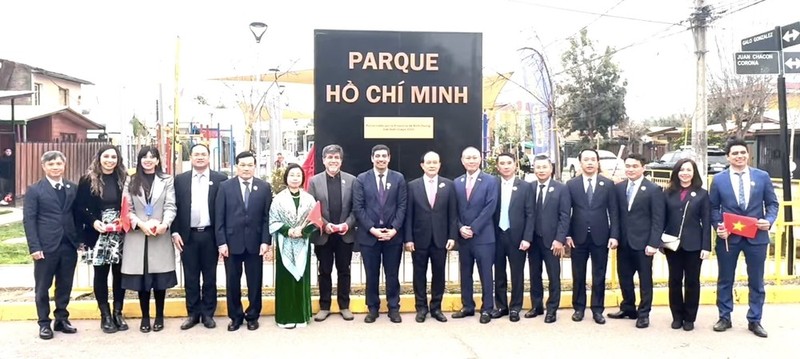 La delegación vietnamita depositó la ofrenda floral en el Monumento al Presidente Ho Chi Minh en Santiago de Chile. (Foto: VNA)