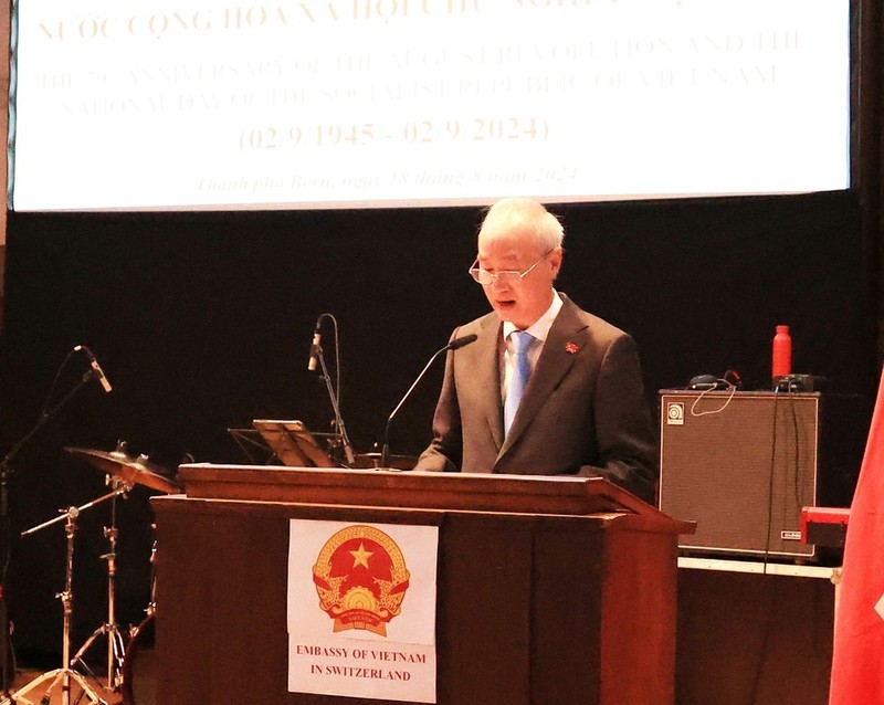 El embajador de Vietnam en Suiza, Phung The Long, pronuncia un discurso en la ceremonia. (Foto: VNA)