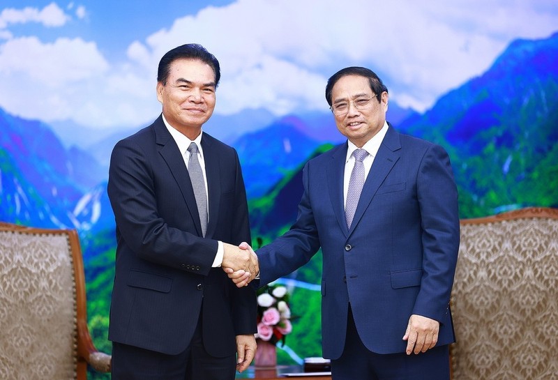 El primer ministro Pham Minh Chinh y el ministro de Planificación e Inversiones de Laos y presidente del Comité de Cooperación Laos-Vietnam, Phet Phomphiphak. (Foto: VNA)