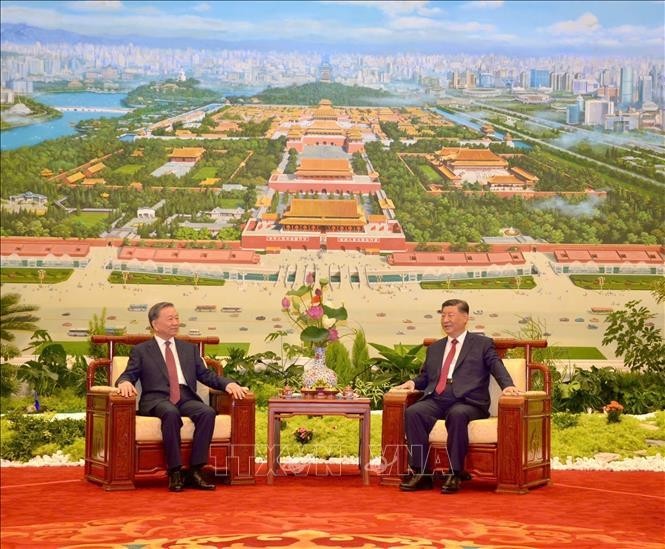 El secretario general y presidente de Vietnam, To Lam, sostiene conversaciones con su homólogo chino, Xi Jinping. (Foto: VNA)