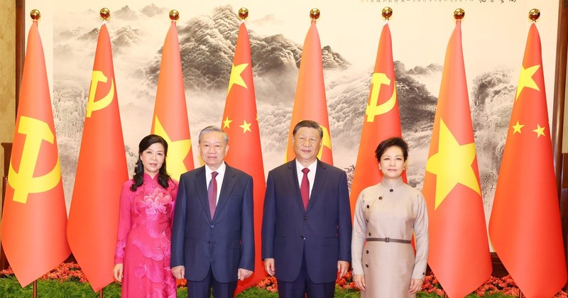 El secretario general del Partido Comunista y presidente de Vietnam, To Lam y su esposa, toman foto con el secretario general del Partido Comunista de China y presidente de ese país, Xi Jinping, y su cónyuge. (Foto: VNA)