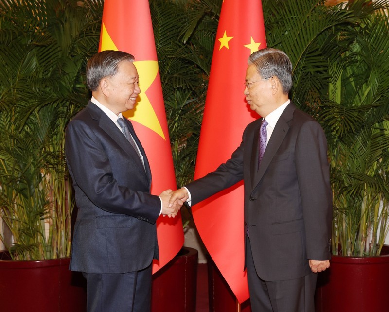 El líder partidista y presidente de Vietnam, To Lam, se entrevista con titular del Comité Permanente de la Asamblea Popular Nacional de China, Zhao Leji. (Foto: Tri Dung/VNA) 