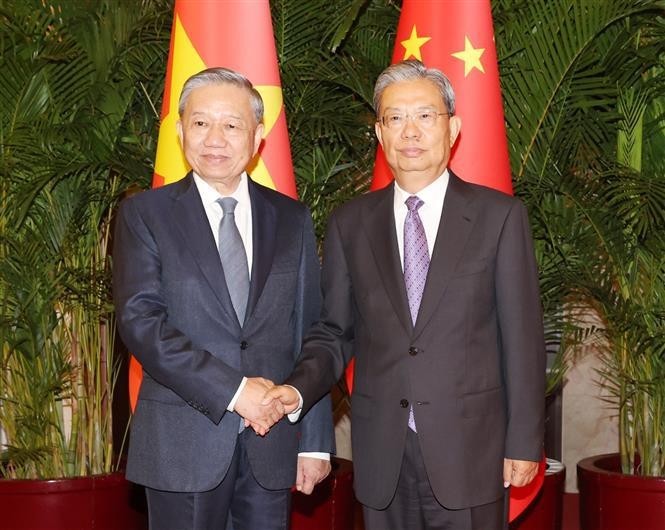 El secretario general del Partido Comunista y presidente de Vietnam, To Lam (izquierda), y el presidente del Comité Permanente de la Asamblea Popular Nacional de China, Zhao Leji. (Foto: VNA)