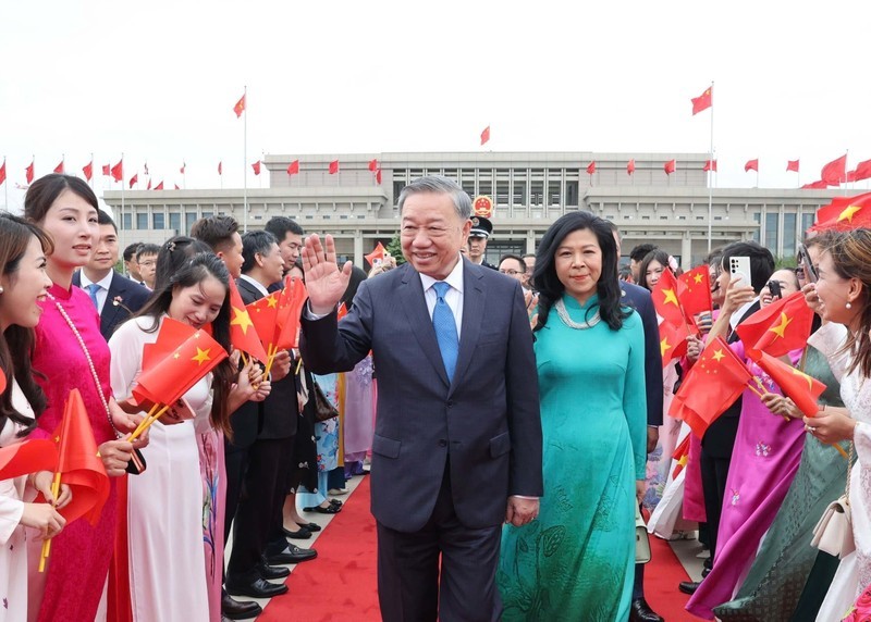 Ceremonia de despedida del líder partidista y presidente de Vietnam, To Lam, y su esposa en el Aeropuerto Internacional de Pekín. 