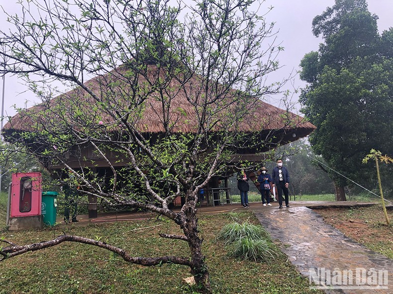 Turistas visitan la la Aldea de Cultura y Turismo de las Etnias Minoritarias de Vietnam. 