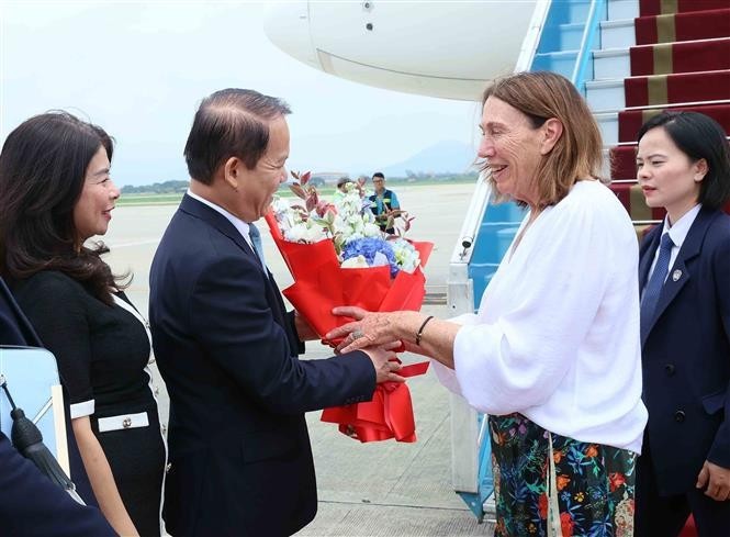 El jefe de la Comisión de Asuntos Jurídicos de la Asamblea Nacional de Vietnam, Hoang Thanh Tung, recibe a la presidenta del Senado de Australia, Sue Lines, en el aeropuerto internacional de Noi Bai, Hanói. (Foto: VNA)