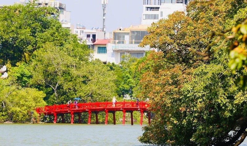 Paisaje del lago Hoan Kiem cada vez que Hanói entra en los últimos días del otoño. (Foto: VNA)