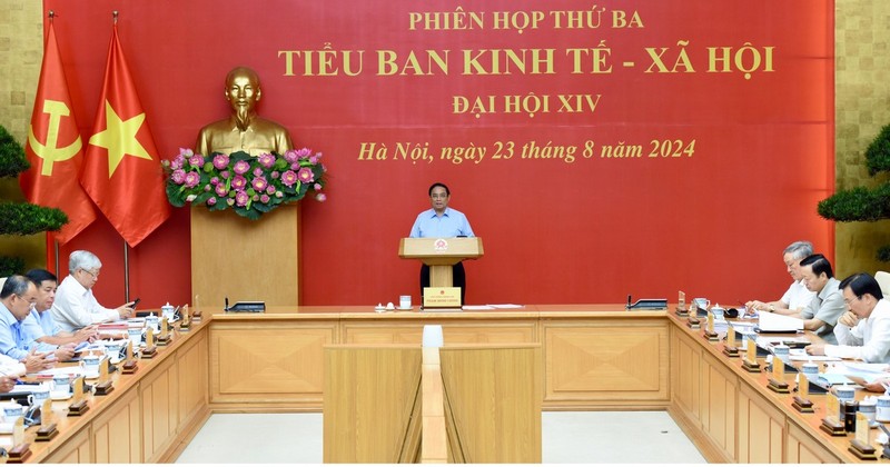 El primer ministro Pham Minh Chinh preside la reunión. 